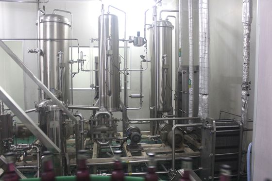 Gemakkelijk stel 500ml Gelucht Juice Glass Bottling Machine in werking